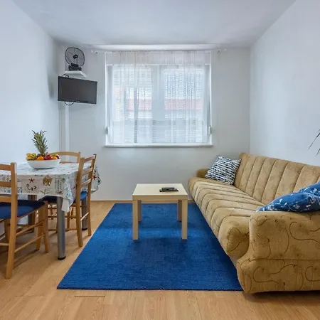 Megi Apartamento *